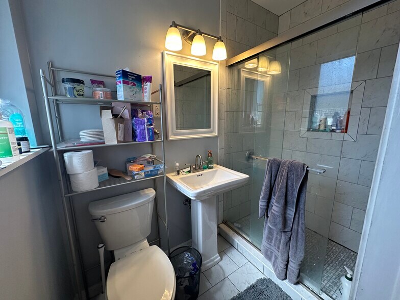 Primary bathoom - 3125 W University Ave