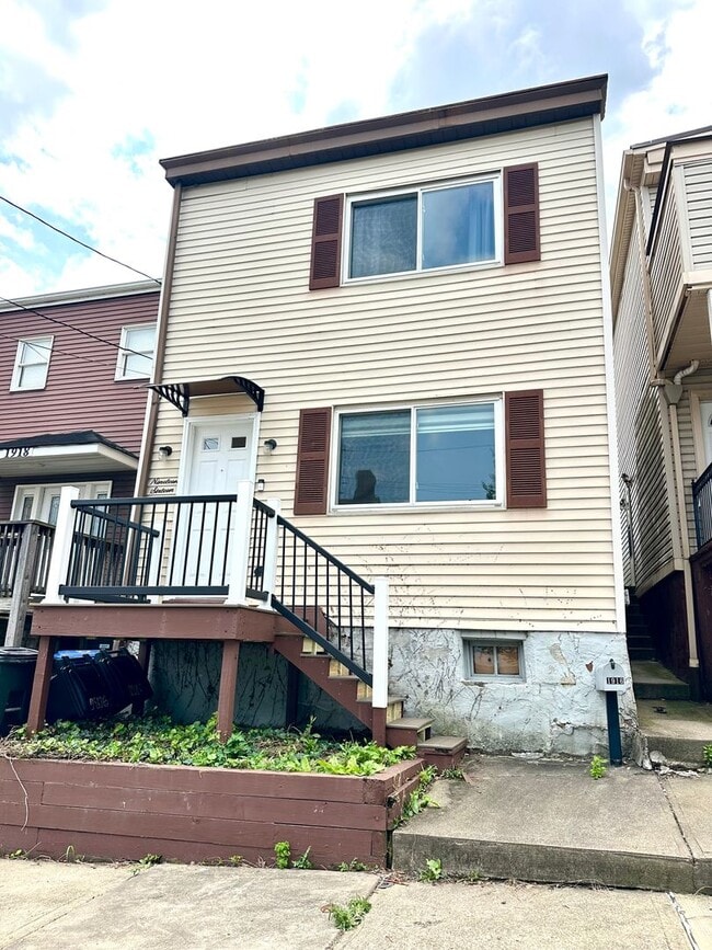 Building Photo - Modern 2 Bed/2 Bath in South Side Slopes - Off-Street Parking, First Floor Laundry - Available Now!