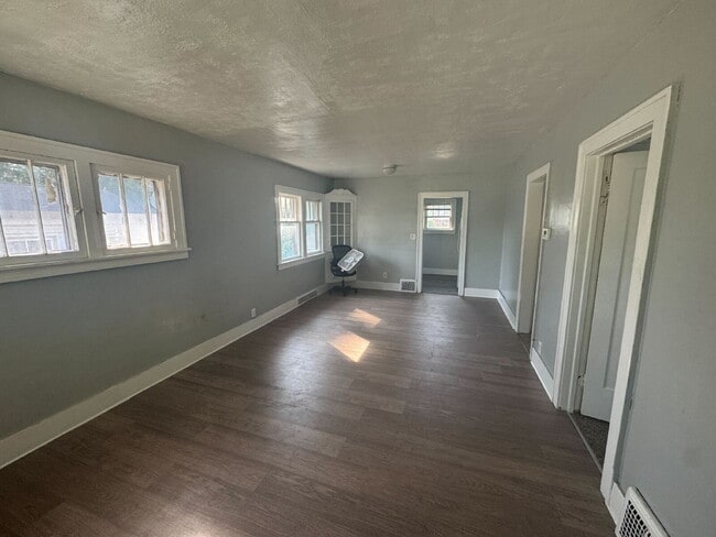 Building Photo - 2-Bedroom Gem on Barrie Avenue – Perfectly...