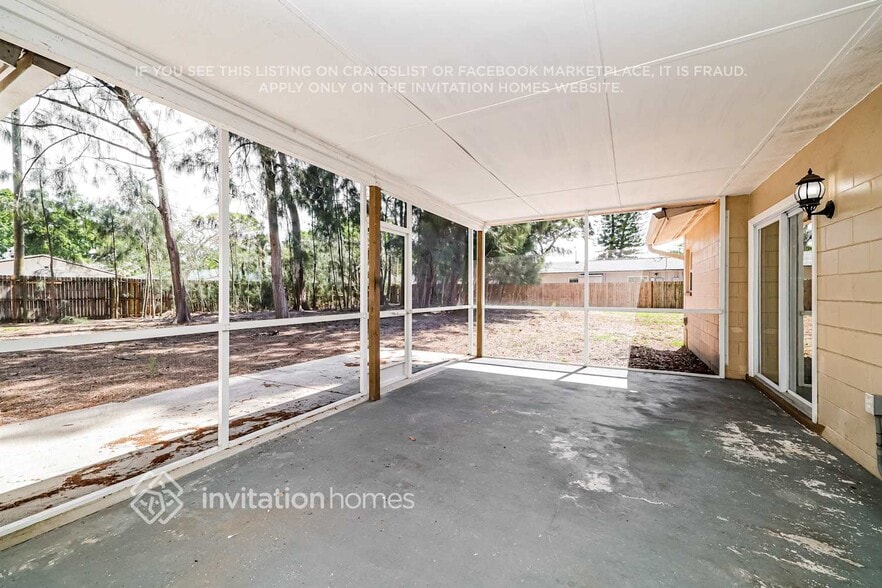 Building Photo - 130 NE Madison Cir N