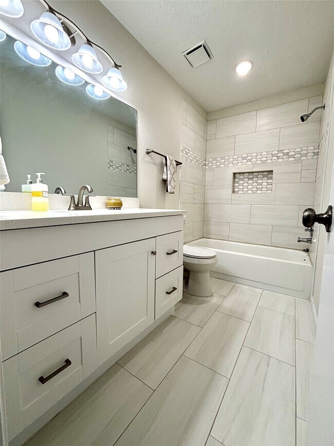 Building Photo - 16922 Nicole Ln