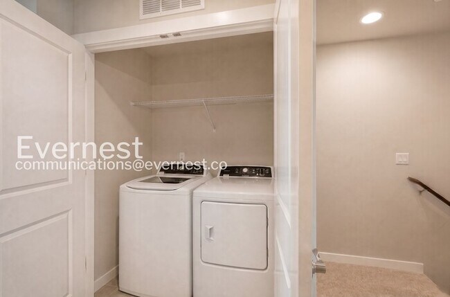 Building Photo - 2-Bed/2.5-Bath Townhome/Voucher Accepted