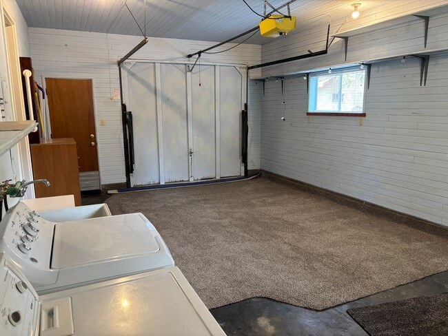 Building Photo - Cozy Country Home in the Suburb