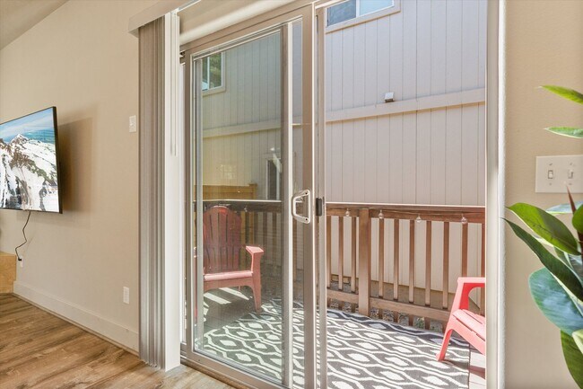 Building Photo - Charming, Furnished 3 bedroom Home w/ Garage