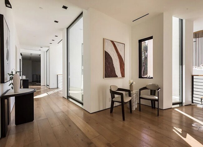 Building Photo - 13331 Mulholland Dr