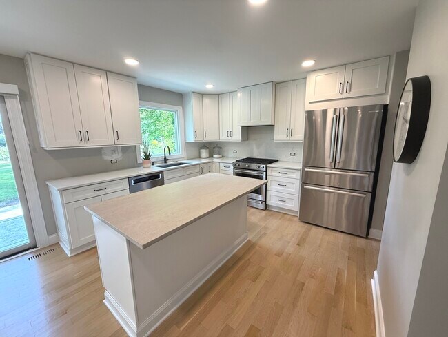 Building Photo - 1019 Thunderbird Ln