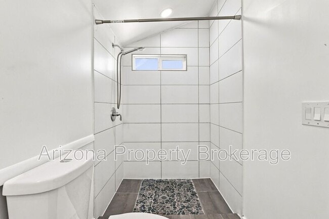 Building Photo - 1128 E Almeria Rd