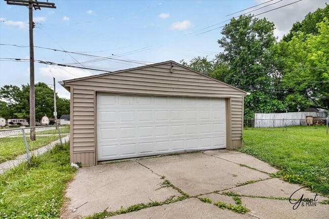 Building Photo - $1300 2 bedroom bungalow