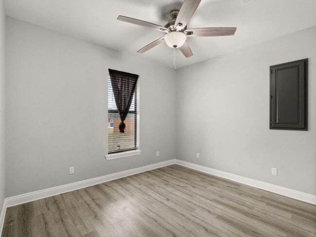 Building Photo - 102 Hidden Trails