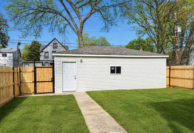 Building Photo - 736 N Pine Ave