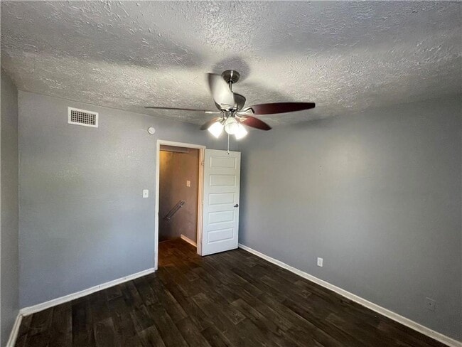 Building Photo - 305 E Croslin St