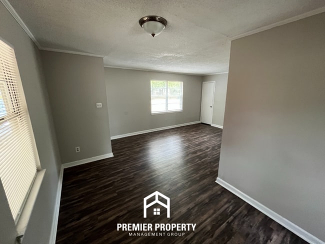 Building Photo - 5580 Lochinvar Rd