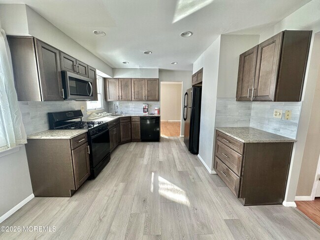 Building Photo - 382 W Park Ave