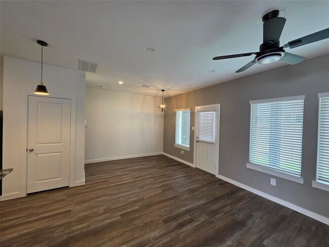 Building Photo - 3013 La Latina Dr