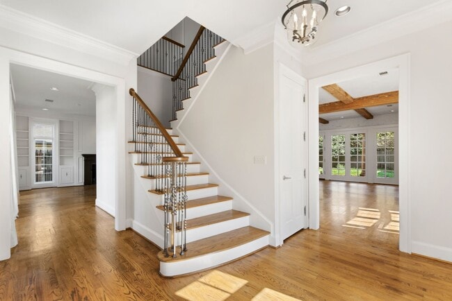 Building Photo - Elegant Living Minutes from the Medical Ce...