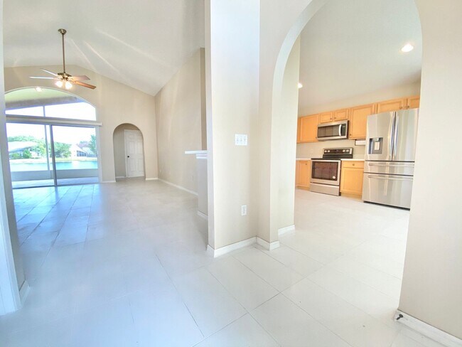 Building Photo - Beautiful Home with Water View in Waterford Lakes!