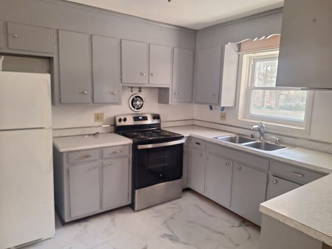 Building Photo - 3 bedroom/1 bathroom- Fenton Mill Road