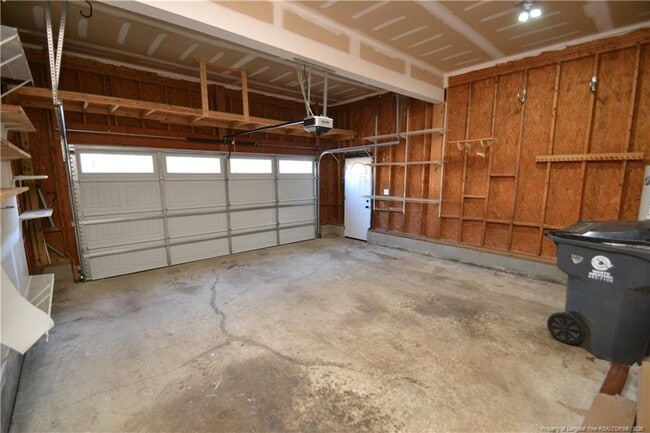 Building Photo - 900 Creek Haven Dr