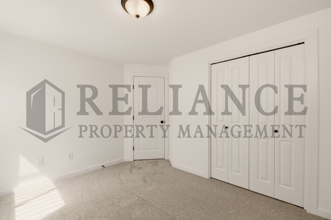 Building Photo - 5249 N Pinecrest Ct