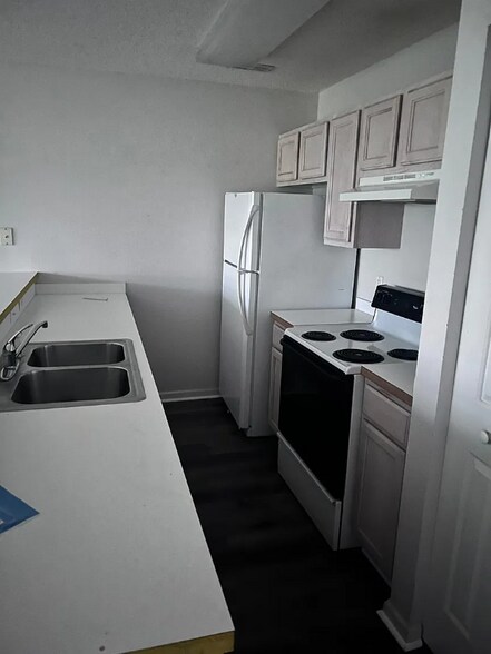 Building Photo - 4225 Villas Dr