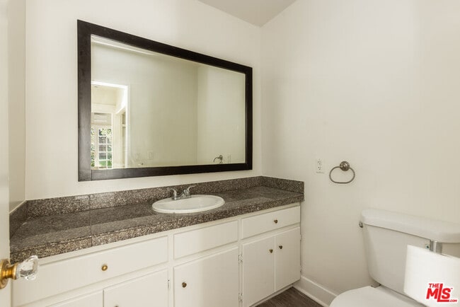 Building Photo - 1553 N Stanley Ave