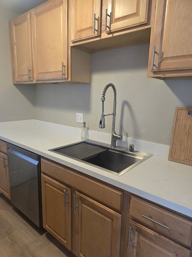 Building Photo - Beautifully Updated #4 Condo