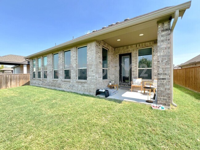 Building Photo - Immaculate 2-Story 5/3.5/2 in Desirable Ch...