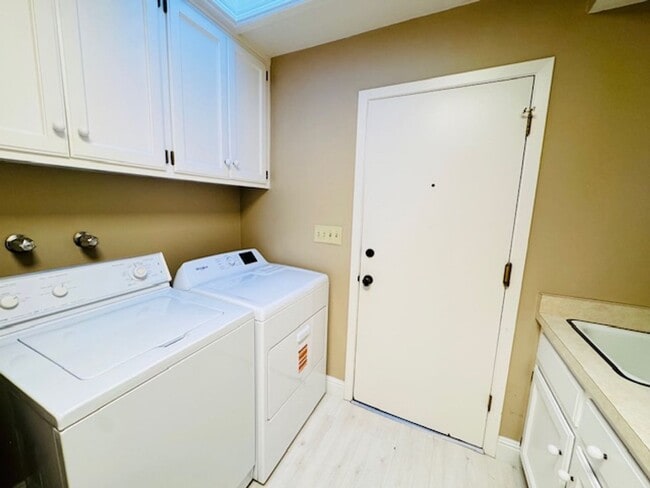 Building Photo - Wonderful 3 bedroom, 2 bath single level home in desirable Orinda Woods community-now available f...