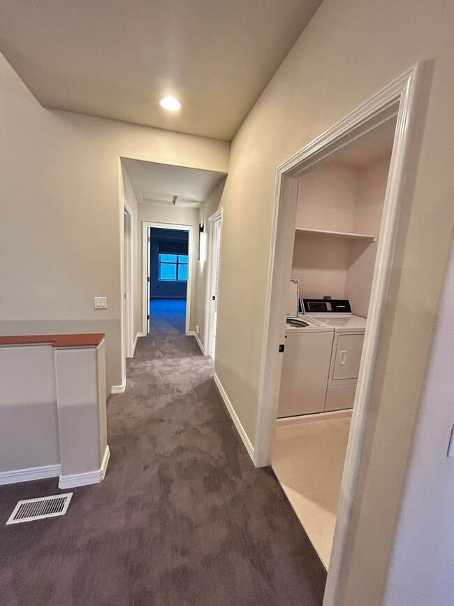 Building Photo - Modern 2-Bedroom Condo with Loft & 2 Car Garage!