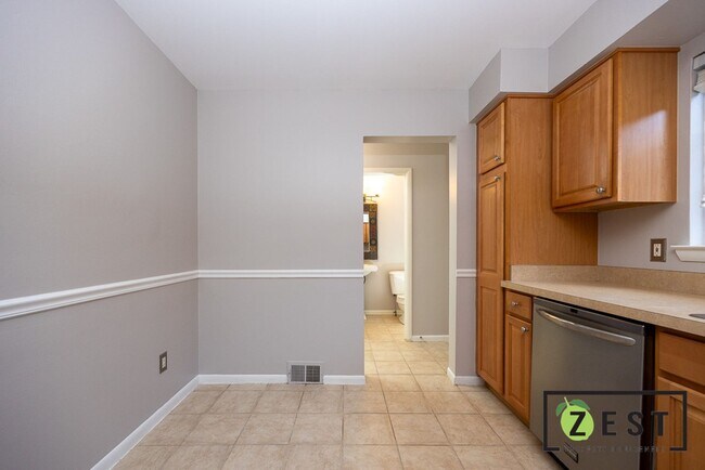 Building Photo - Beautiful 2 Bed 1.5 Bath Townhome available August 15th!