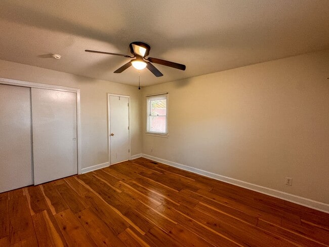 Building Photo - Spacious 4 Bed 2.5 bath Home Close to Fort Bragg