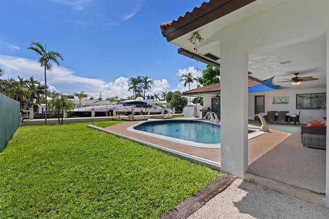 Building Photo - 3080 NE 43rd St