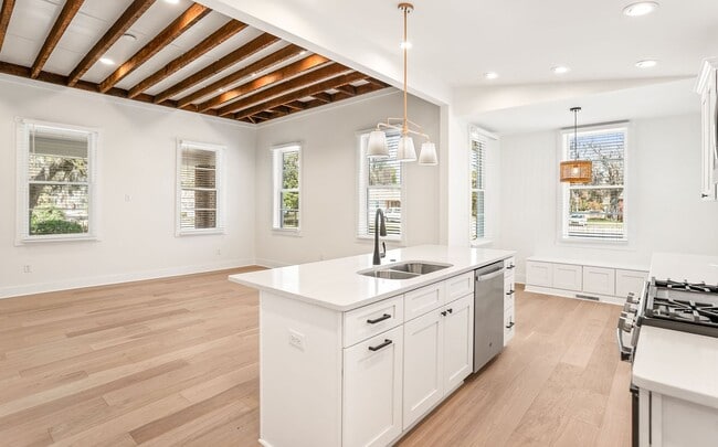 Building Photo - Downtown Beaufort Charmer