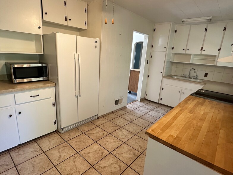 Building Photo - 2302 Willow Creek Dr