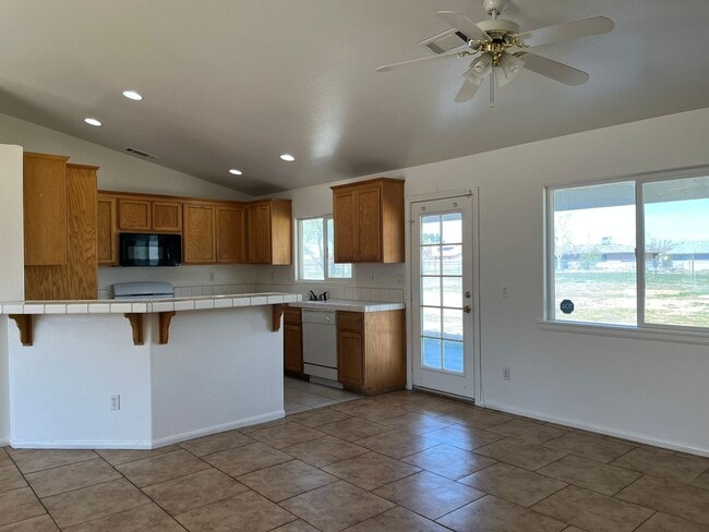 Building Photo - 3 bedroom 2 bathroom home available in Apple Valley!
