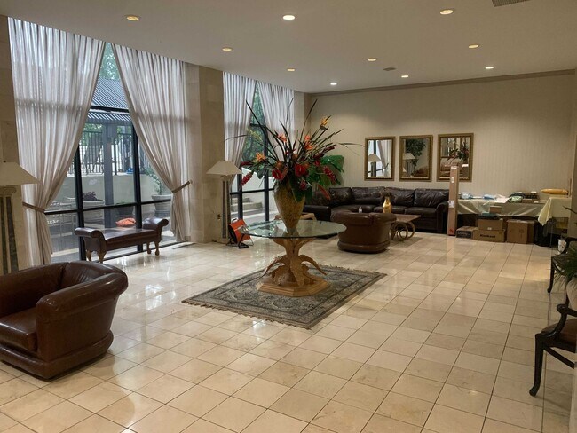 Building Photo - AMAZING STUDIO APARTMENT Near Medical Center w/ COMMUNITY POOL!