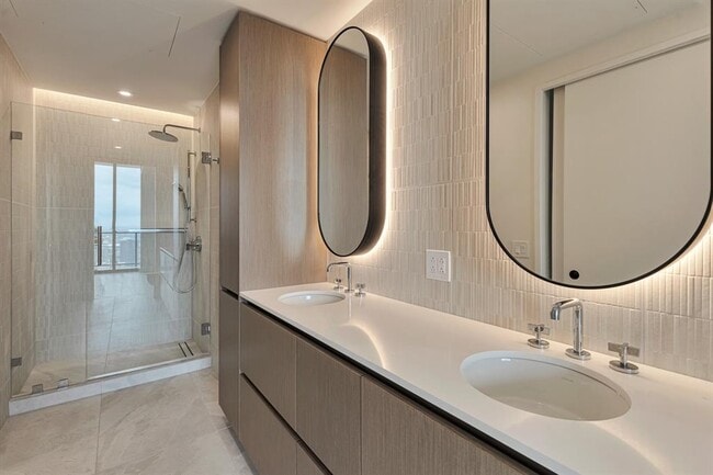 Building Photo - 610 Davis St