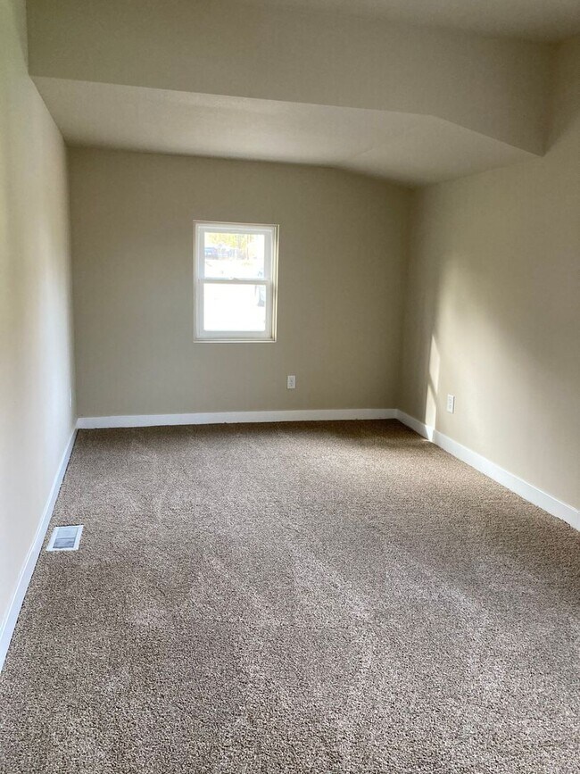 Building Photo - Spacious 3-Bedroom, 1-Bath Home - East Side Location