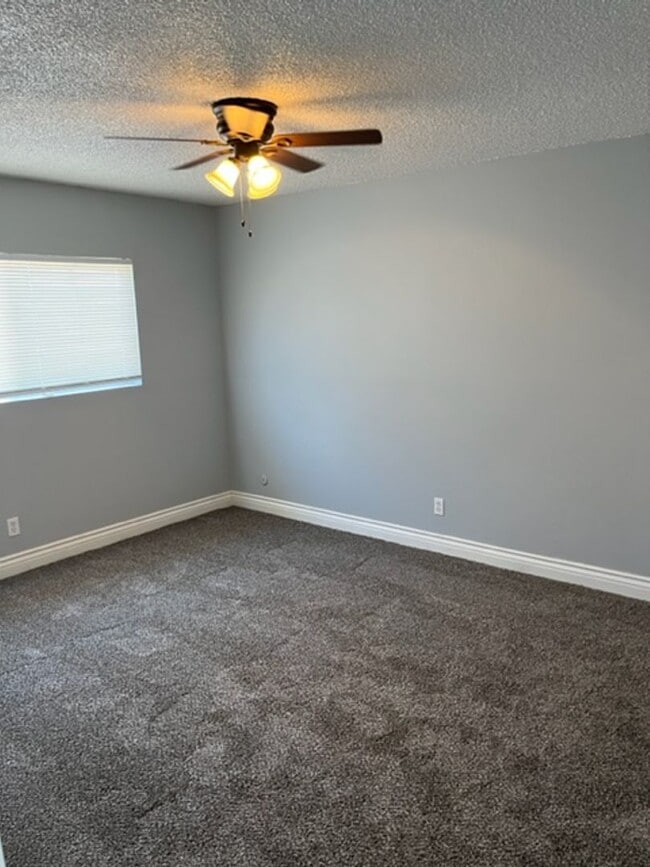 Building Photo - 1 BEDROOM 1 BATH DUPLEX FOR RENT
