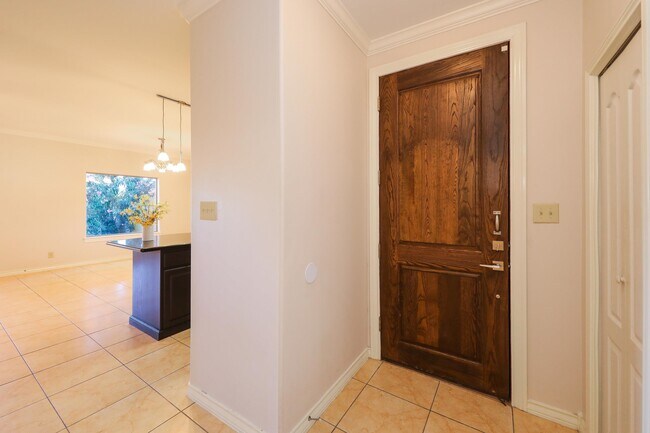 Building Photo - 707 St James Dr