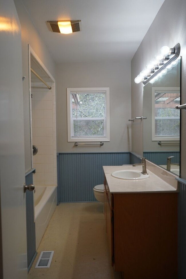 Building Photo - 9104 NE 34th Ave