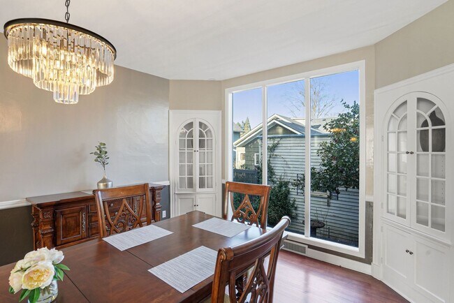 Building Photo - Fully furnished 5-bed, 3.5 bath home in hi...