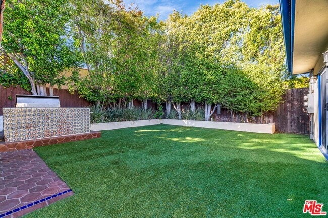 Building Photo - 10587 Holman Ave