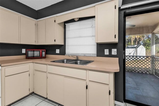 Building Photo - 284 Lomond Dr