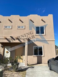 Building Photo - Sweet townhouse in Del Rey!