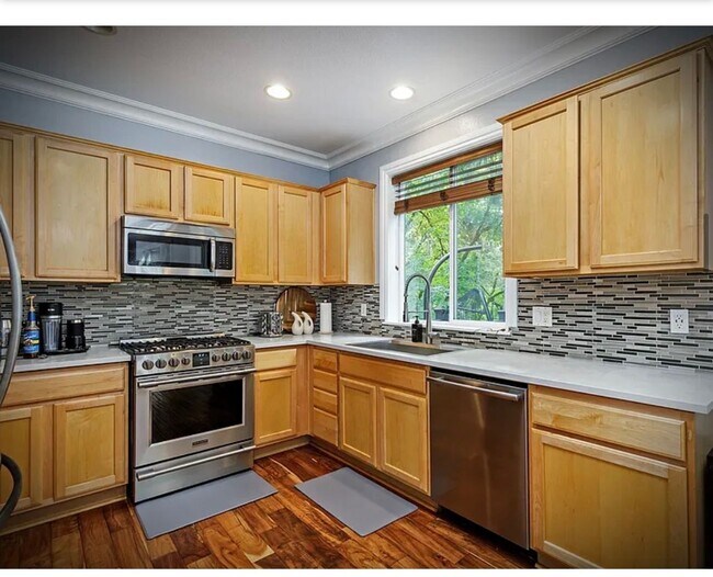 Building Photo - * FULLY FURNISHED * -3 levels, 7 bedrooms , lower level apartment with separate entrance *Home ba...