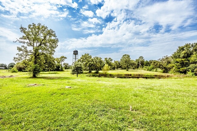 Building Photo - 1769 State Hwy 75 N