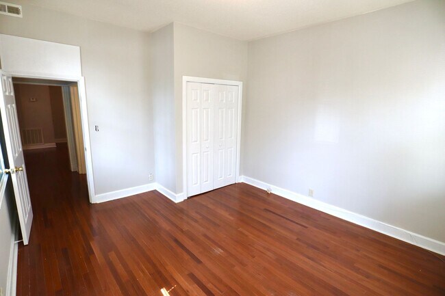 Building Photo - 2 Bed 1 Bath Apartment Located in the Heart of downtown Charleston & Close to the College of Char...