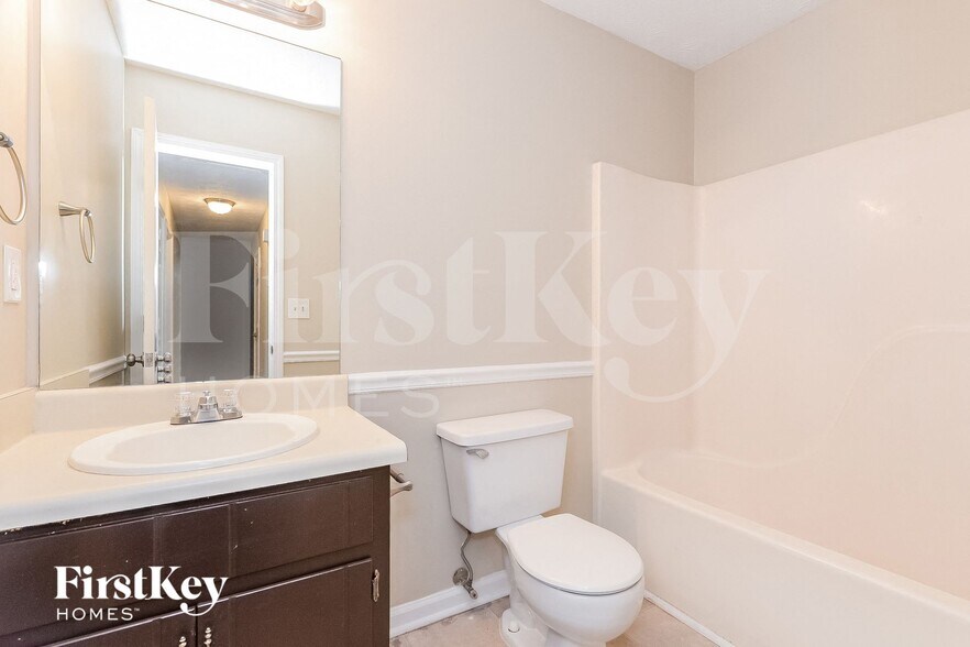 Building Photo - 705 Mills Dr