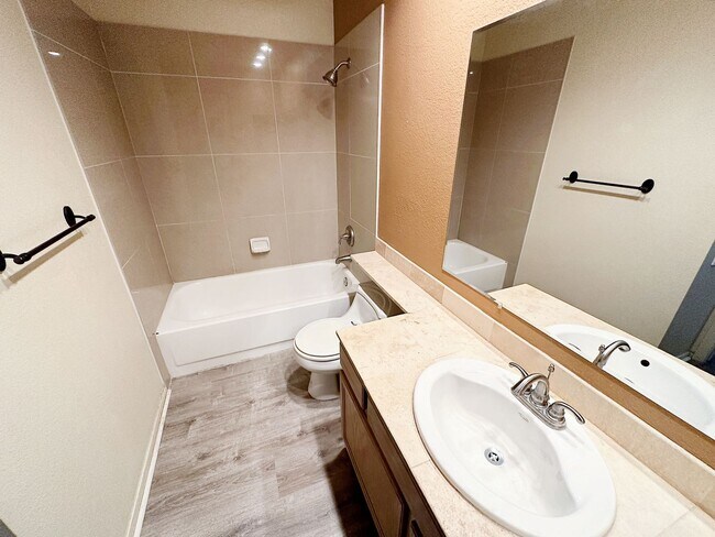 Building Photo - Coming Soon! Scottsdale Home 3/2 Bed/Bath - Available Now!